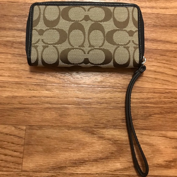 COACH Wristlet - LIKE NEW - Picture 7 of 7
